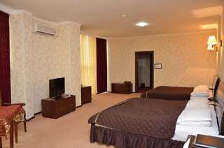 Отель Golden Palace Актау Просторный двухместный номер с 2 отдельными кроватями-1